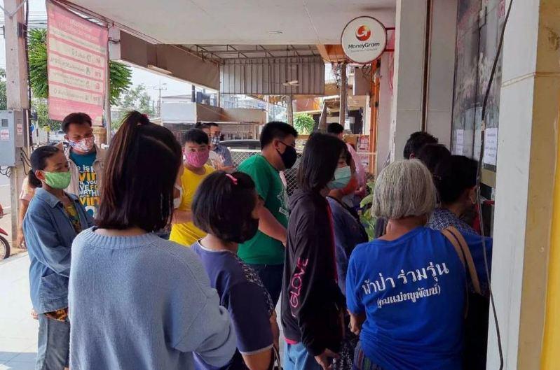 Очереди до улицы: тайцы в погоне за кредитами, чтобы выжить во время кризиса Covid-19