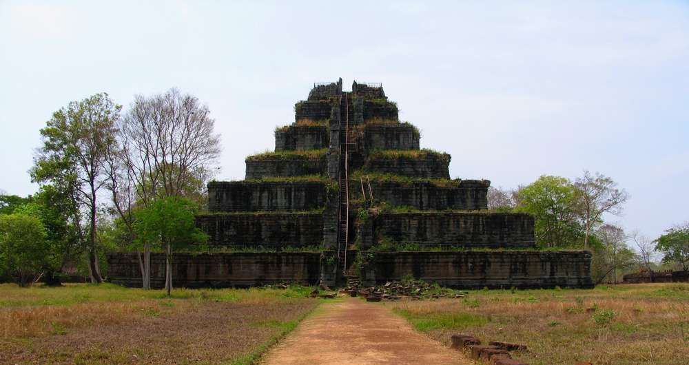 Кох Кер — пирамида смерти в Камбодже | Koh Ker