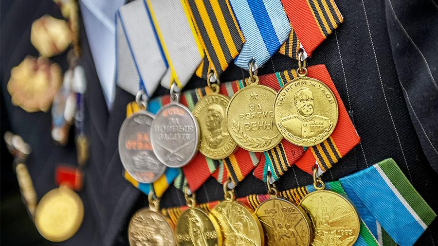 Житель Екатеринбурга выкупил у торговца в Камбодже медали СССР