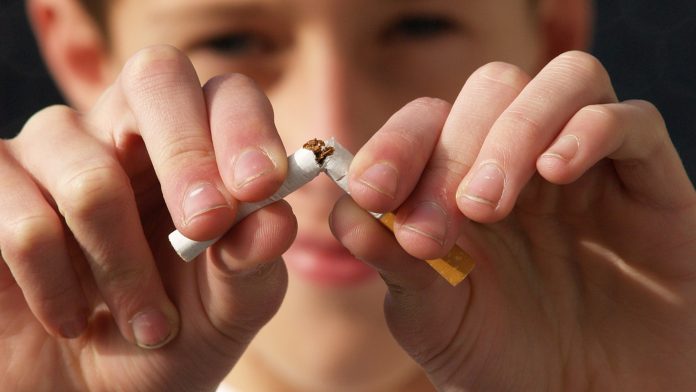 Курение в домашних условиях будет считаться «насилием в семье»