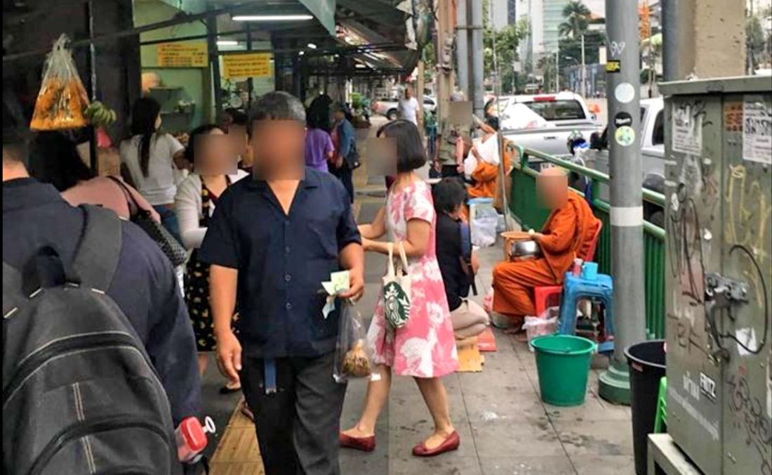 Монахи в Бангкоке перепродают полученную милостыню