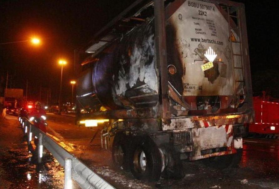В Чонбури загорелся грузовик с химикатами