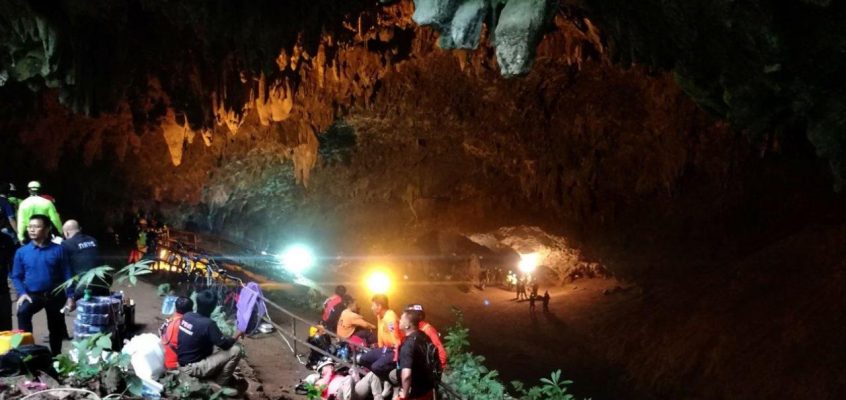 В Таиланде сегодня продолжат операцию по спасению детей из заблокированной пещеры