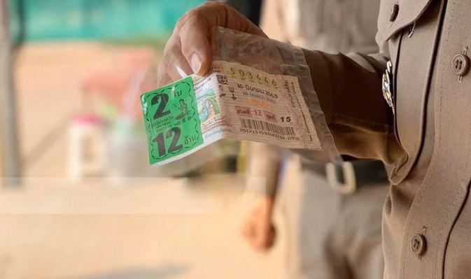 Мать и дочь нашли лотерейный билет с выигрышем в 6 млн бат, но их совесть взяла верх