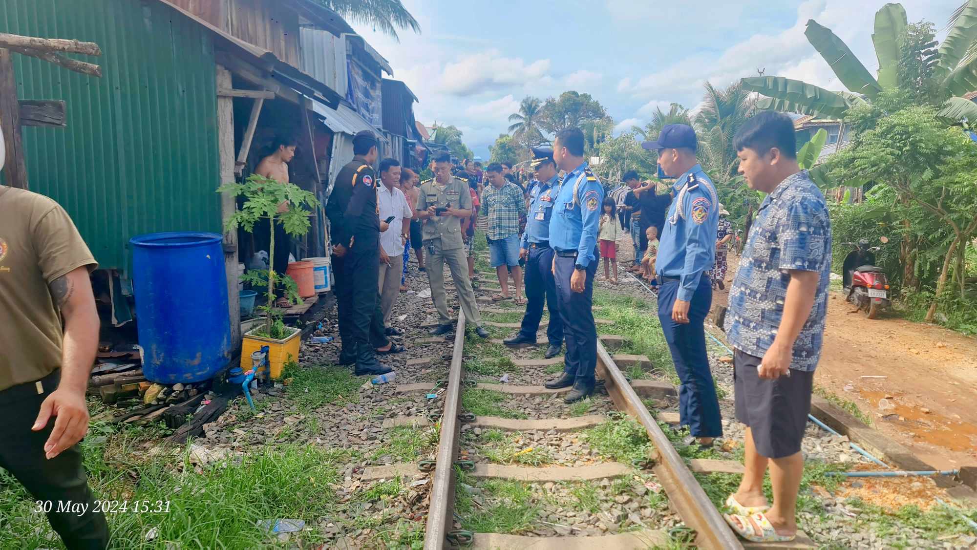 В Камбодже женщина серьезно пострадала после того, как ее сбил поезд