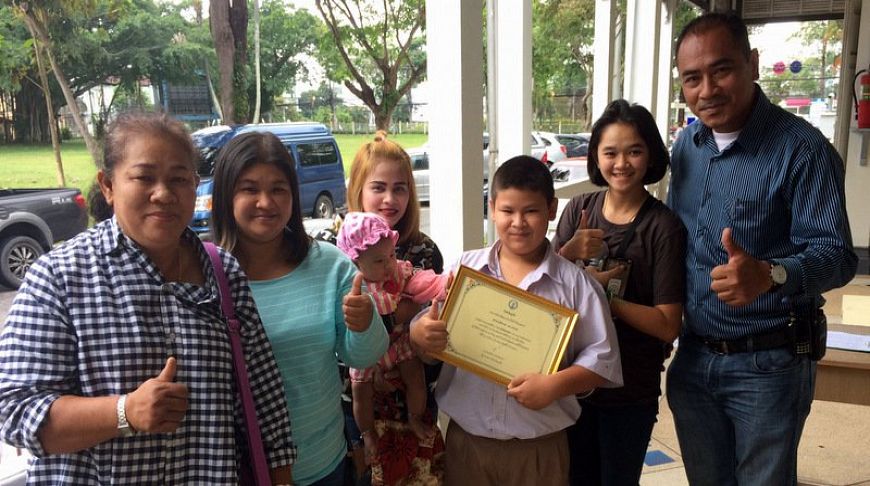 Тайский школьник вернул туристке кошелек и получил грамоту от губернатора