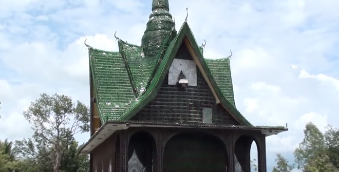 Буддийский монах строит на острове в Таиланде ступу из пивных бутылок