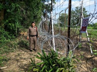 На юге Таиланда отремонтировали дырявую ограду на границе с Малайзией