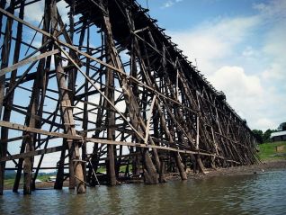 Самый длинный в Таиланде деревянный мост оказался под угрозой обрушения