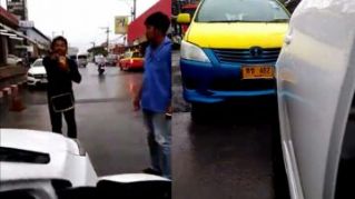 Таксисты Паттайи вытолкали иностранцев из машины Uber