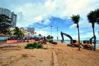 Предприниматели Паттайи недовольны, что капремонт пляжа Джомтьен дошел до Донгтана