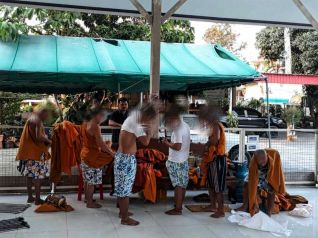 Камбоджийские монахи-нелегалы перепродавали пожертвования