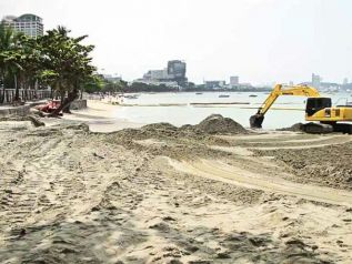 Власти Паттайи усомнились в качестве нового пляжного песка
