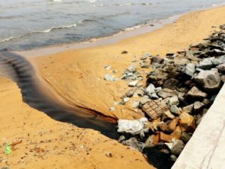Пляж Джомтьен стал зоной стихийного бедствия - туристы спасаются бегством