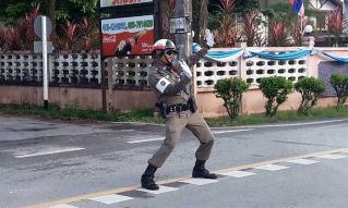 На юге Таиланда танцующий полицейский поднимает настроение окружающим