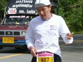 Знаменитый японский бегун едва выжил после столкновения с мотоциклом