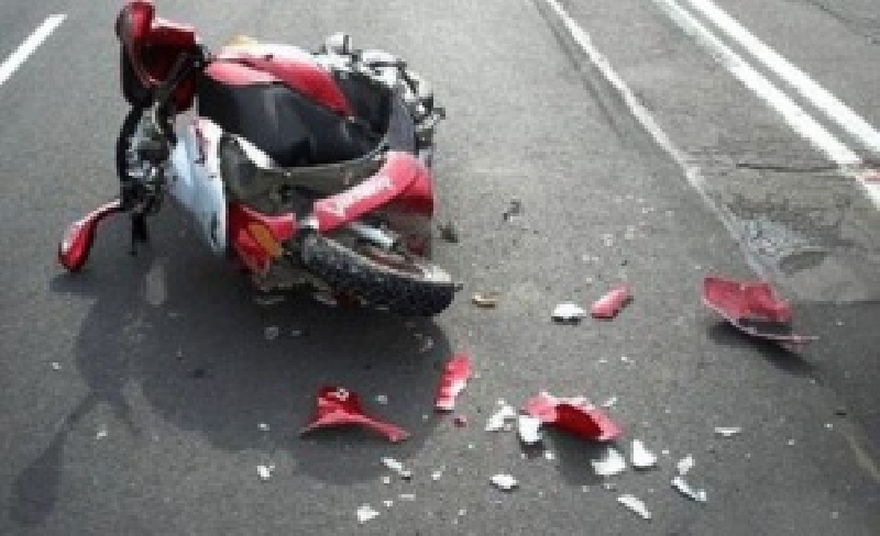 Авто патонгского правоохранителя столкнулось со скутером у монумента Героиням