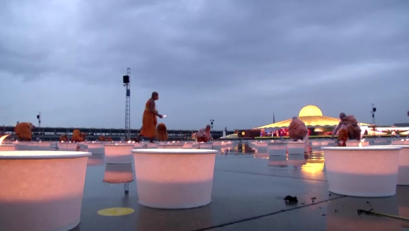 350 тысяч свечей зажглись в  буддийском храме Таиланда в честь праздника Асалха Пуджи