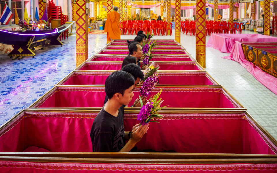 Чтобы снять стресс от пандемии, тайцев пригласили на собственные похороны