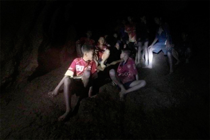 Дети и их тренер найдены живыми в пещере Тхам Луанг