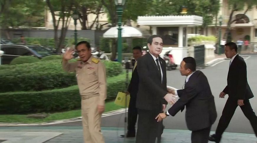 Премьер-министр Таиланда предложил журналистам «доставать» вопросами свою копию из картона