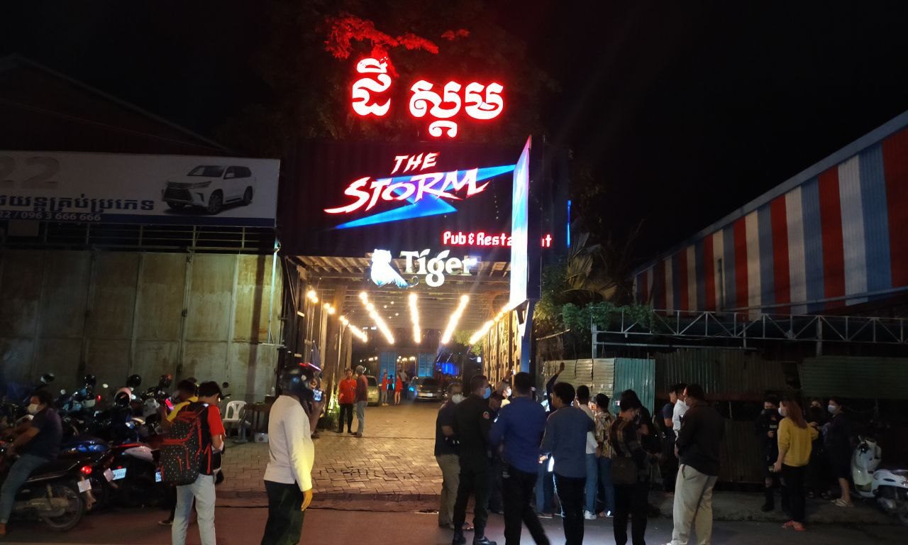 Власти закрыли ночной клуб в Пномпене после того, как владелец выстрелил в сотрудника