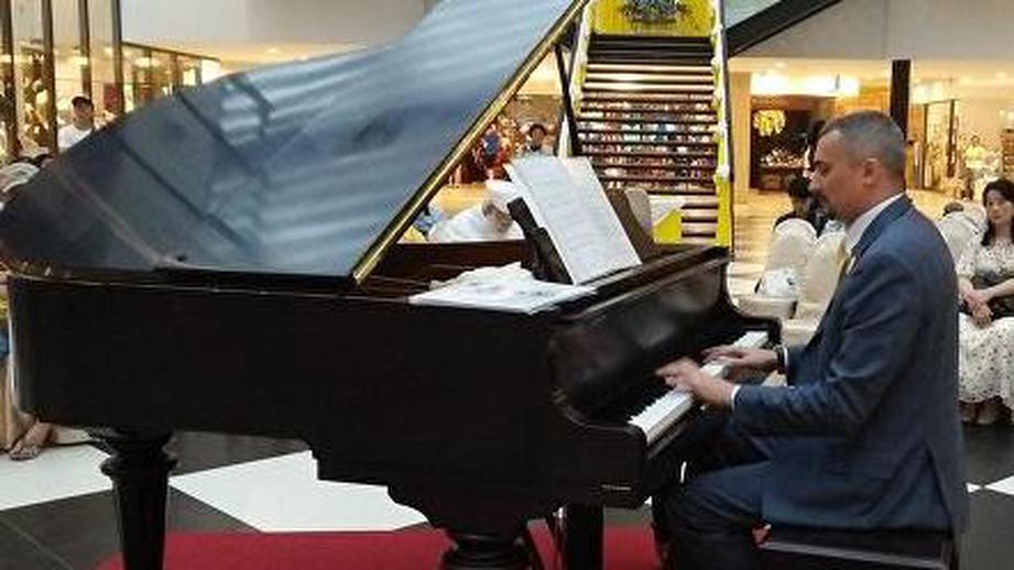 Российский пианист отыграл 10‐часовой марафон в честь дня рождения короля Таиланда