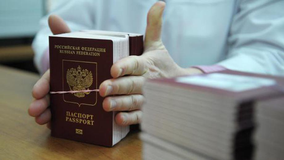Ажиотажный спрос на загранпаспорта отметили в России