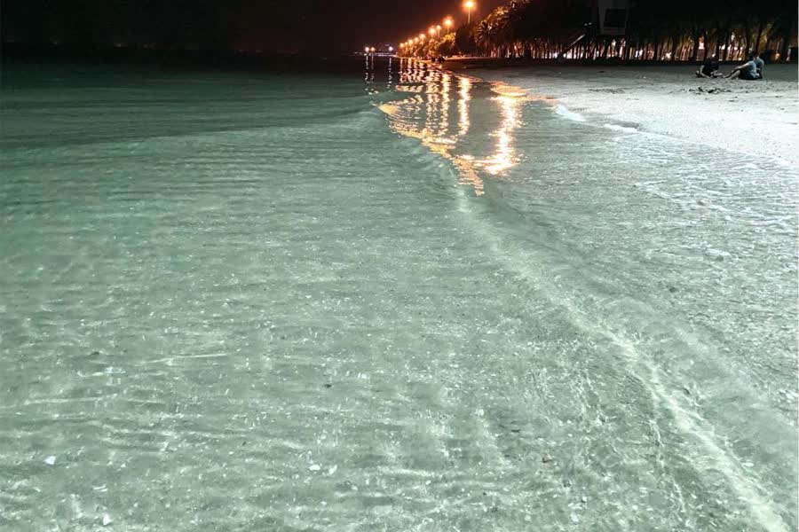 Кристально чистая вода пляжа Банг Саен