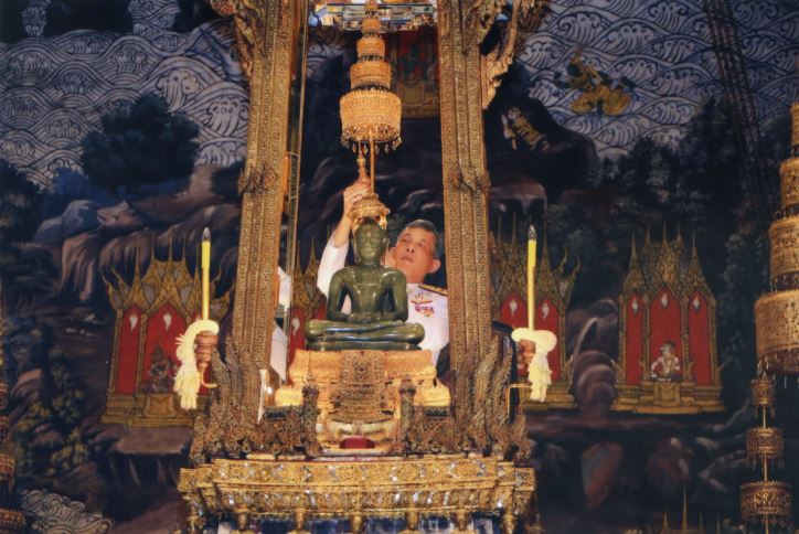 Его Величество Король сменил одеяние Изумрудного Будды в знак начала сезона дождей