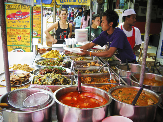 Для бангкокских уличных торговцев едой разработают стандарты гигиены и качества