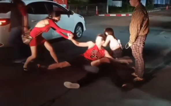 В Паттайе китаец повредил полицейскую машину из-за ссоры с девушкой