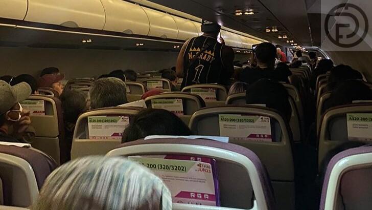 Турист из Канады вызвал панику после попытки открыть дверь самолета в Чиангмае при взлете