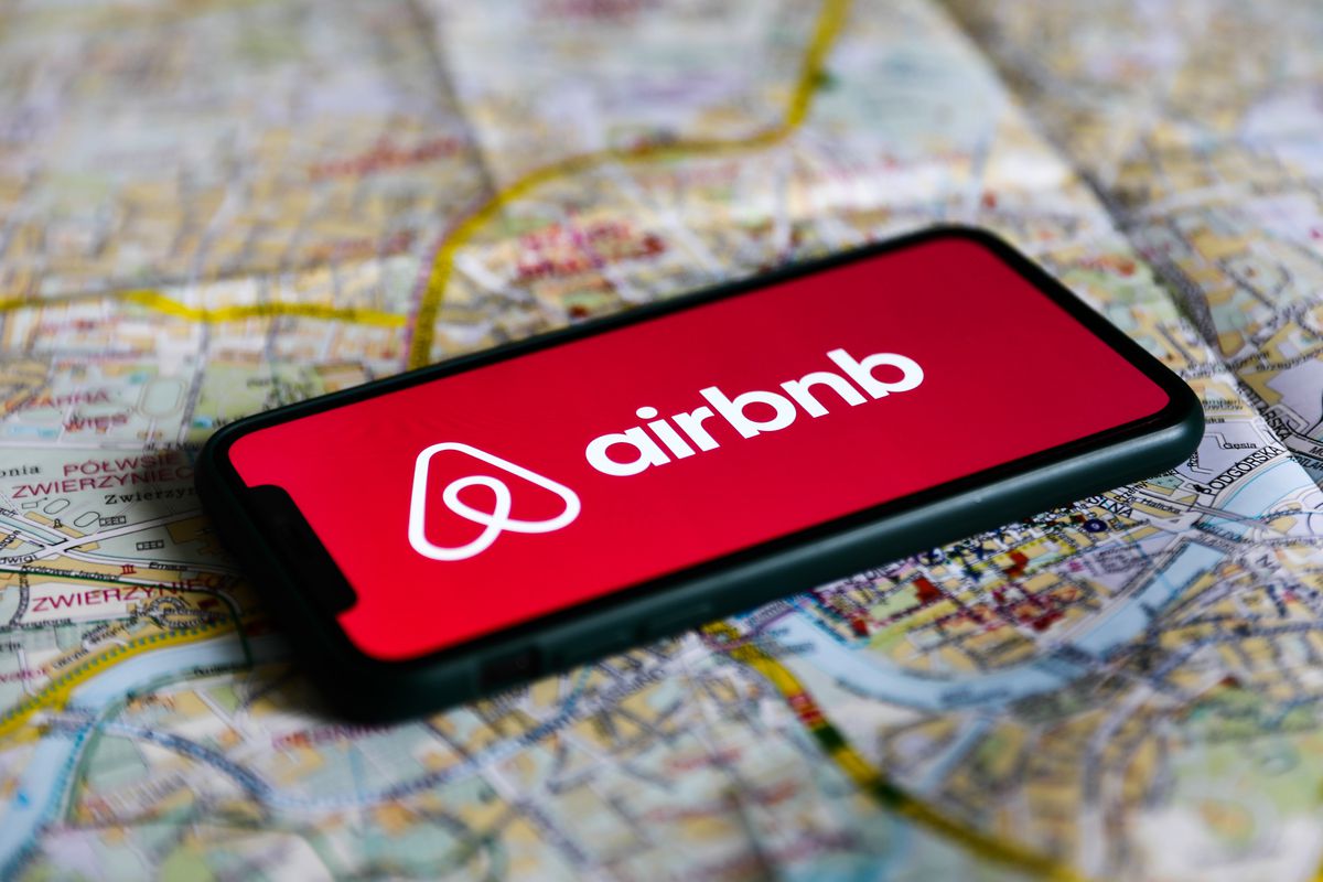 Онлайн-сервис по аренде жилья Airbnb прекратил работу в России и Белоруссии