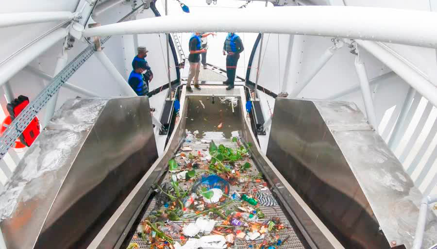 Устройство для удаления мусора «Interceptor» из Нидерландов пришвартовано на реке Чао Прайя
