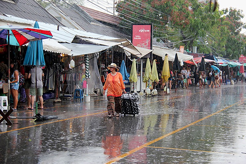 Сильные ливни и шторма на большей части Таиланда