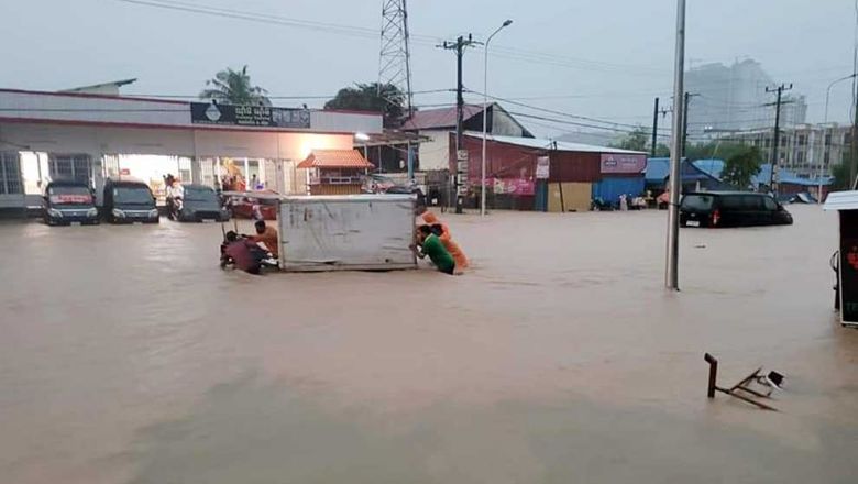 В Сиануквиле сильные дожди привели к затоплению города