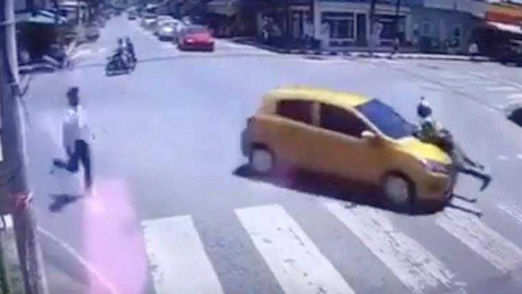 Тайский полицейский "прокатился с ветерком" на капоте машины 2 километра