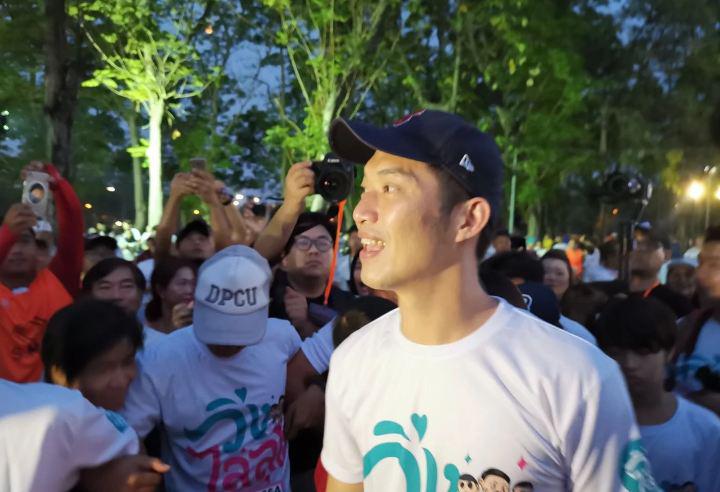 Тысячи тайцев устроили протестный забег против премьер-министра страны