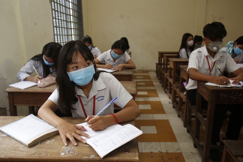 Из-за коронавируса в школах Камбоджи отменили выпускные экзамены