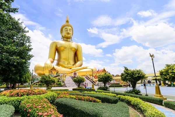 В Таиланде призывники начали ежегодное паломничество к статуе Будды которая помогает избежать службы в армии