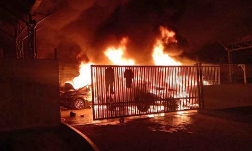 Пожар в Бангкоке уничтожил 15 роскошных авто