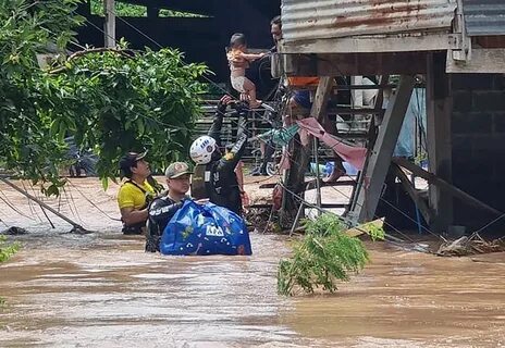 Добровольцы на парапланах не бросили в беде пострадавших от наводнений в Таиланде