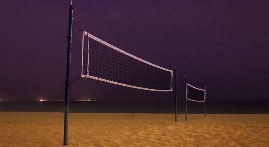 На пляже в Кароне устанавливают освещение для ночного волейбола