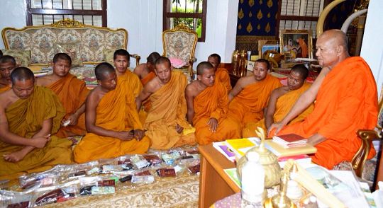 Буддийских монахов-коррупционеров в Таиланде лишили сана