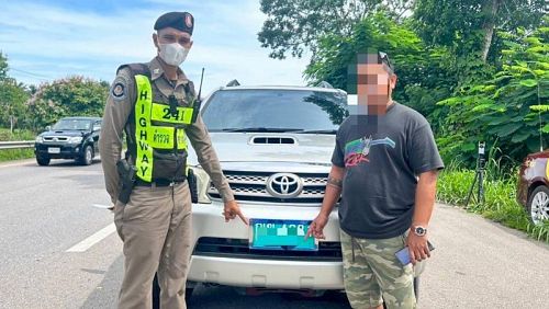 Сотрудники Highway Police арестовали пхукетского таксиста за эксплуатацию автомобиля с поддельными номерами
