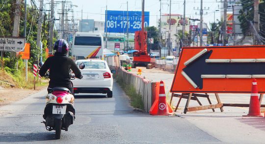Официальные лица просят потерпеть пробки в Чалонге