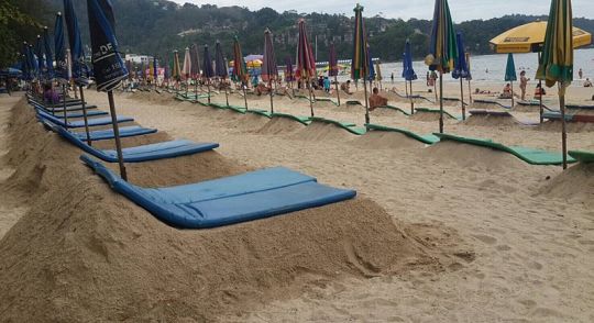 Мэр Патонга не нашла средства против песчаных лежаков