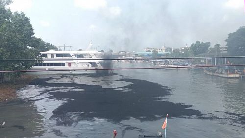 Морской департамент Пхукета проводит расследованием в связи с загрязнением портовой зоны в канале Тха-Джин