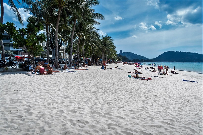 На троих не соображать: туристы арестованы на пляже Пхукета за распитие спиртных напитков группой более 2-х человек